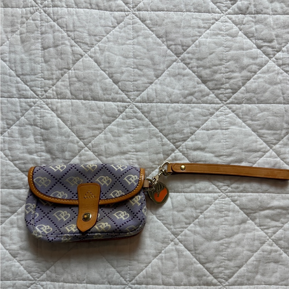 the cutest Dooney and Bourke wristlet 💘